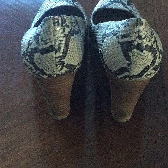 Crown Vintage block heel snake skin print shoes - Picture 6 of 6